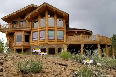 Image de Maison en bois rond artisanale extraordinaire, vue imprenable, isolée, bain à remous, wifi
