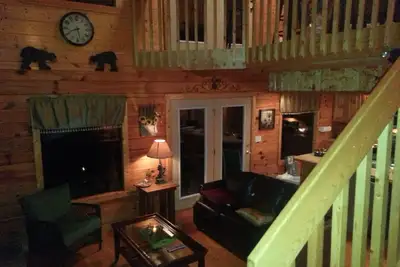 Image de Vraie cabane en rondins de 2 chambres, 2 salles de bain complète, cuisine complète à proximité des attractions.