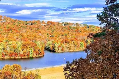 Image de Retraite de couple avec bain Ă remous et vue sur le lac \/ la montagne dans le complexe de luxe Big Canoe