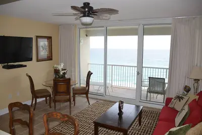 Image de 1 chambre haut de gamme, entièrement rénové, de superbes équipements et des vues à couper le souffle!