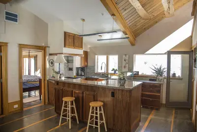 Image de Récompensé par des prix de luxe Isolée Mountain Home 80 Acres Hot Tub w \/ Pro Kitchen