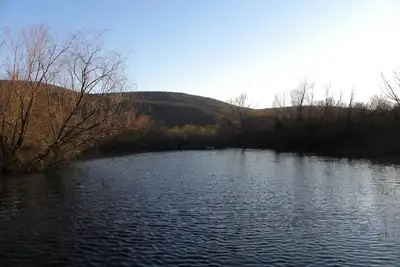 Image de Jolie cabane dans les montagnes et sur la rivière (privée)