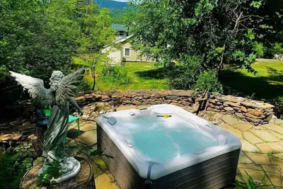 Image de Nouveau Magical Romantic Catskills Cottage nr Woodstock - Bain à remous et vues incroyables!