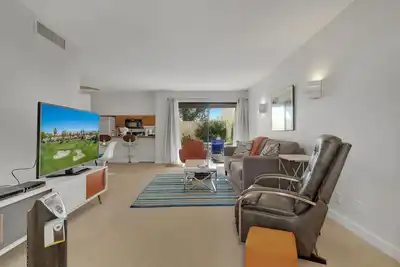 Image de Retraite moderne! Un demi-pâté de maisons à El Paseo -50 étapes pour les piscines. Meilleure vie dans le désert