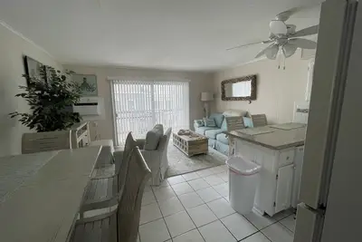 Image de Emplacement Incroyable! À Deux Pas De La Plage! Mini Semaines Disponibles!