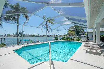 Image de Lake Home avec piscine chauffée dans un endroit parfait