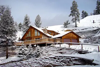 Image de maison de côté la montagne surplombant le village et domaine skiable