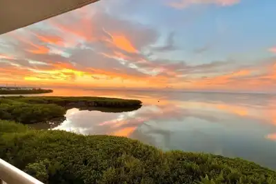 Image de Condo 5 étoiles sur Stock Island avec vue imprenable sur l'océan