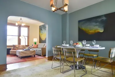 Image de Sunny Designer Suite à Bucktown / Wicker Park - 8 personnes!