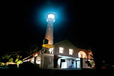 Image de Amour: \"Dine sous les rayons Romantiques du phare de Gibb's Hill\"