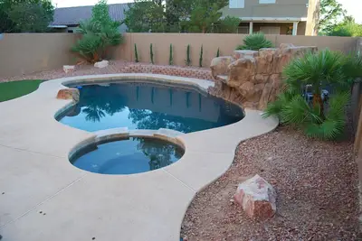 Image de Maison de 4 chambres avec piscine et spa