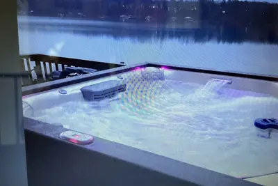 Image de Romantique Lakefront Hideaway