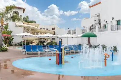 Image de À l’intérieur des portes du complexe / condo-Comprend un accès complet au complexe.