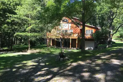 Image de Famille et chien privé privé 3 acres Accueil avec accès au lac juste à côté de la route des vins