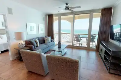 Image de Luxueux 2 Br SkyHome avec vue panoramique sur l'océan et à quelques pas de la plage!