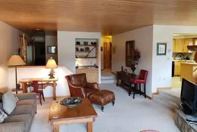 Image de Ski In / Ski Out, 3 Br / 3ba Condo, bain à remous, Cheminée dans le Big Sky Mountain Village