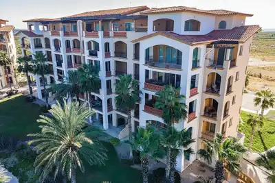 Condo en bord de mer exclusif décoré professionnellement