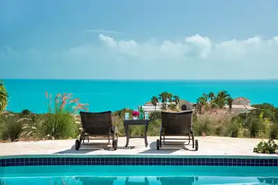 Image de Villa de 2 chambres avec vue à 360 degrés sur une colline sur un domaine de 5 acres.