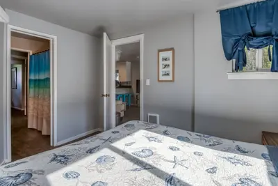 Image de Surf Haven Unit A avec bain Ă remous et foyer Ă distance de marche des plages de surf