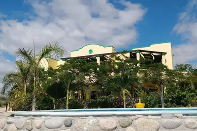 Image de Villa en bord de mer avec piscine à débordement, 1\/2 mile au nord de LosBarriles 8 personnes