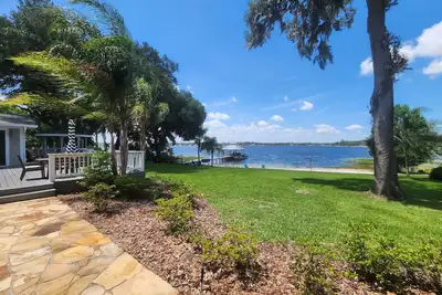 Image de Luxueux Lake House, White Sandy Beach sur Little Lake Weir Cozy & Tranquil