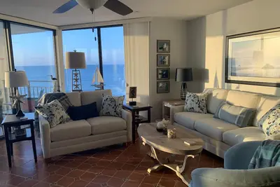 Image de Confortable, Pristine, nouvellement rénové 3 Chambres / 3 Bath Condo sur l'océan
