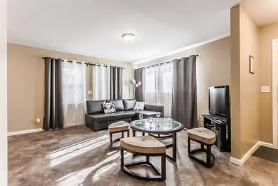 Image de Duplex récemment rénové pouvant accueillir jusqu'à 8 personnes - unité attenante # 1