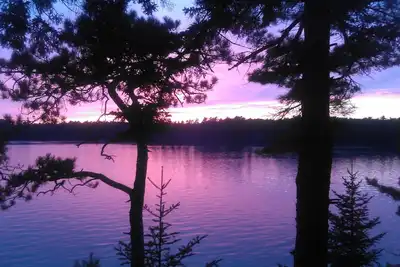 Image de Regardez le coucher de soleil, le changement de marée sur une belle et paisible entrée d'eau salée