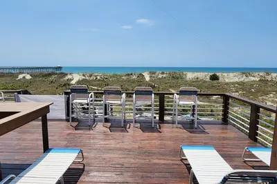 Image de Direct Oceanfront Duplex avec un grand pont sur 3 niveaux à côté du quai de pêche Oceanana.