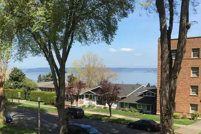 Image de la vue sur l'eau, baignoire jacuzzi, quartier historique haut de gamme