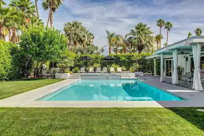 Image de Maison de luxe avec vue sur la montagne, piscine surdimensionnée et style!