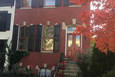 Image de Fantastique Historique Anglais Sous-Sol Apt - Prime Capitol Hill Location!