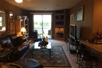 Image de Condo de luxe sur un terrain de golf avec des vues spectaculaires sur le coucher du soleil