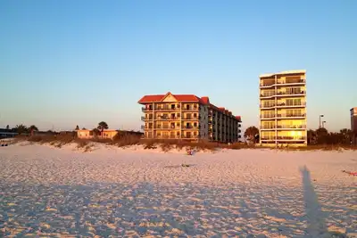 Image de Le spa de la piscine de St Pete Beach récemment rénové a l'air tout neuf!