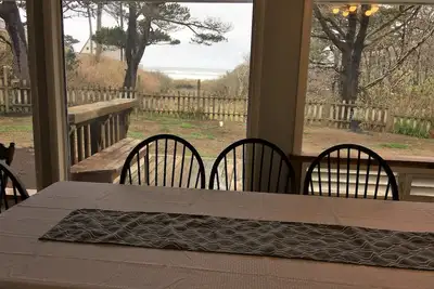 Image de Nouveau! Tranquille Oceanfront Gem avec bain Ă remous (3 Bdrm + Den, 3 Bath)