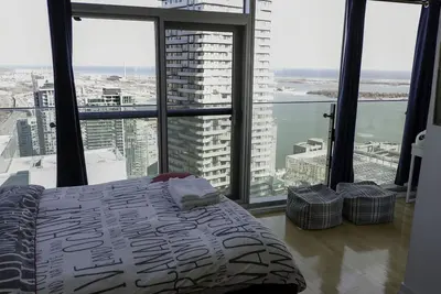 Image de Condo avec vue sur le lac au 50e étage à côté de la tour Cn