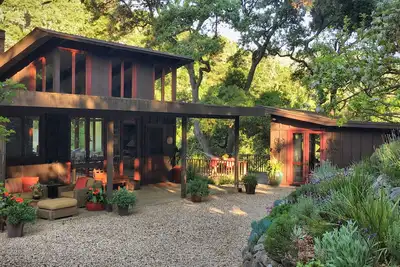 Image de 3 chambres / 3 bains Wine Country Retreat sur 5 acres à Sunny Carmel Valley, Californie