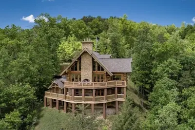 Image de Réservez dès maintenant-2019! Drastiquement réduit! La cabine la plus luxueuse de Gatlinburg!