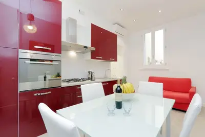 Image de Rome Colosseum Apartment Location de vacances moderne et élégante 3br / 2b Wi-Fi Sat Tv