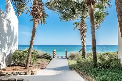 Image de RÉCEMMENT RÉNOVÉ! Plage privée à quelques pas! Grande piscine invitante! À 1 km de Seaside!
