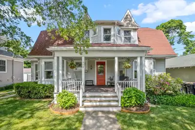 Image de 4 Chambres Cape Cod Étapes loin de Kids Corner, South Beach et Downtown South Haven