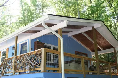 Image de Cottage on Stream - Clôturé - Grand porche - Bain à remous - Cheminée - Possibilité de vente!