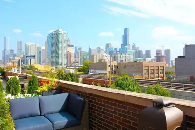 Image de Maison de ville de luxe dans le quartier excitant de Fulton Market \/ West Loop!