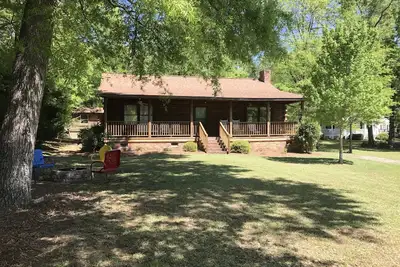 Image de Belle cabane en rondins avec quai privé et rampe de bateau