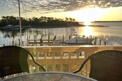 Image de Condo au bord de l'eau dans le quartier historique surplombe le port de Manteo!