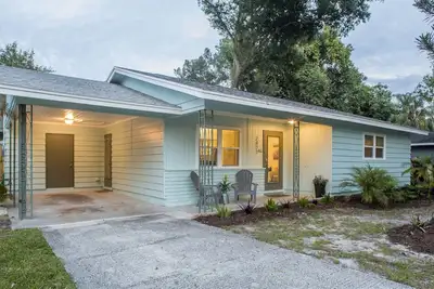 Image de Super endroit! Charmante maison avec une ambiance mi-siècle près du centre-ville de Sarasota