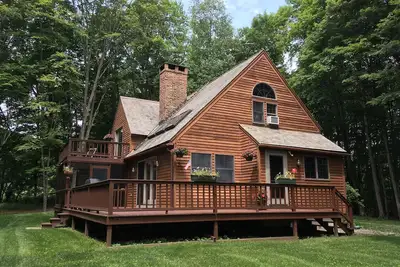 Image de Nouveau! Chalet propre et confortable Hillsdale, minutes Ă Catamount, Tanglewood