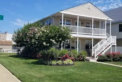Image de Bloc de plage! Duplex récemment rénové au 1er étage!