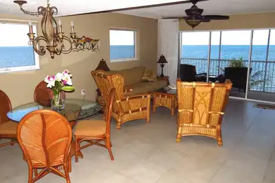 Image de Oceanfront Condo exceptionnelle sur la plage avec une piscine! !