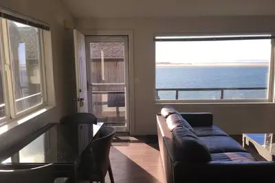 Image de Vue sur l'océan et la baie, accès à la plage privée, moderne